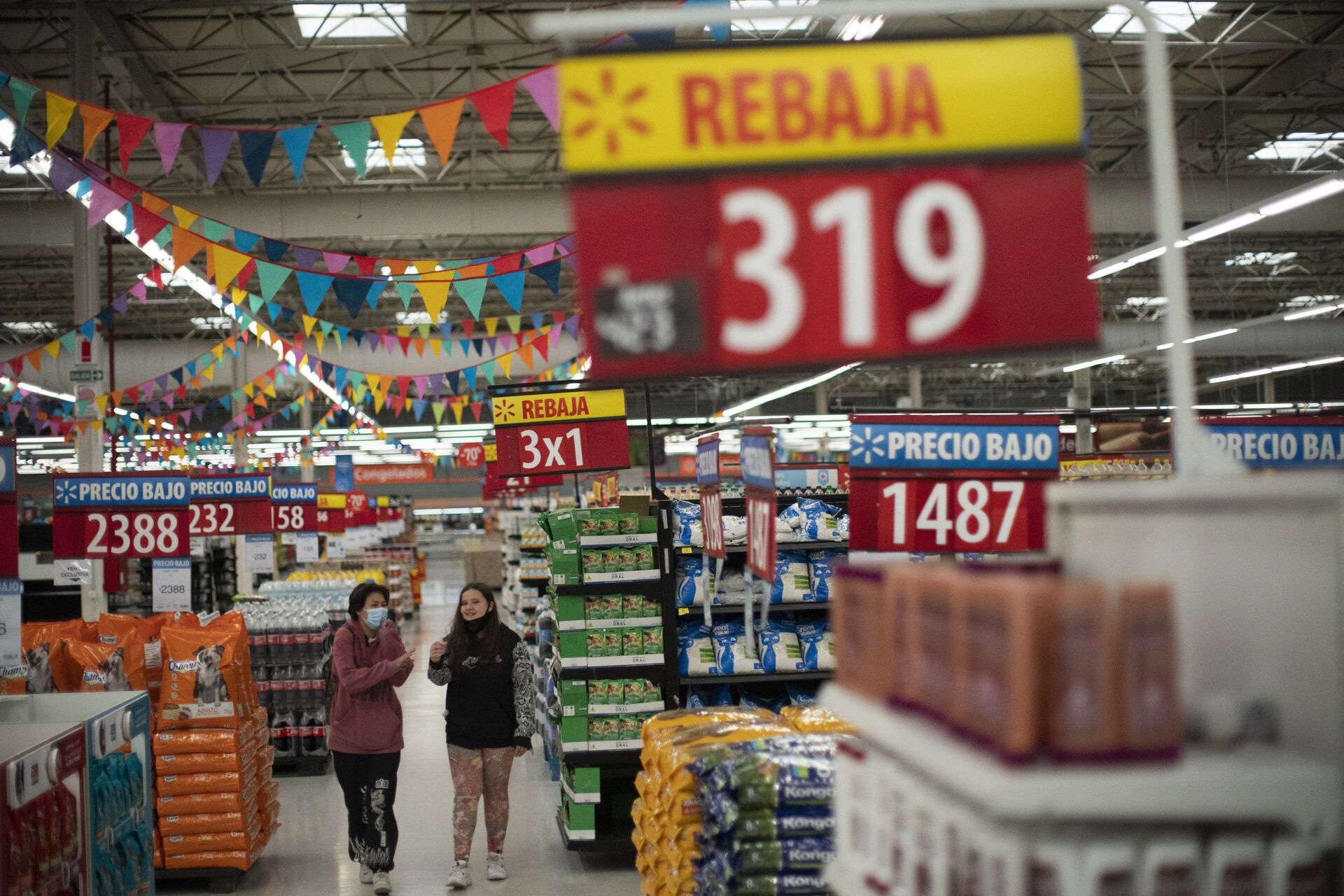 Mulheres fazem compras em um supermercado em Buenos Aires, Argentina, segunda-feira, 18 de outubro de 2021 - Sputnik Brasil, 1920, 11.01.2022