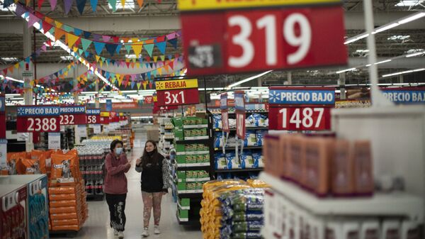 Mulheres fazem compras em um supermercado em Buenos Aires, Argentina, segunda-feira, 18 de outubro de 2021 - Sputnik Brasil
