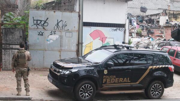  Policiais federais fizeram numa operação para cumprir mandado de prisão em uma comunidade no bairro do Sampaio, na Zona Norte do Rio de Janeiro (RJ). Os criminosos conseguiram fugir do local, 9 de agosto de 2021  - Sputnik Brasil