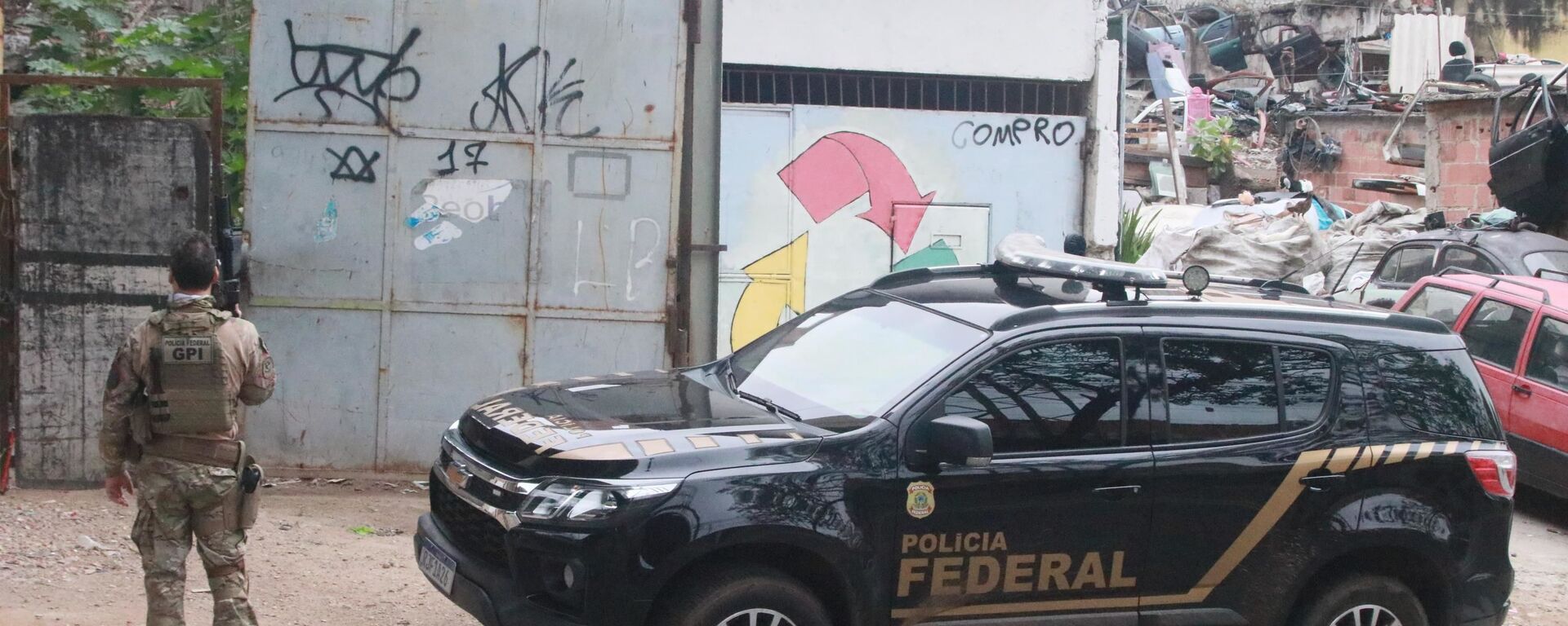  Policiais federais fizeram numa operação para cumprir mandado de prisão em uma comunidade no bairro do Sampaio, na Zona Norte do Rio de Janeiro (RJ). Os criminosos conseguiram fugir do local, 9 de agosto de 2021  - Sputnik Brasil, 1920, 20.10.2021