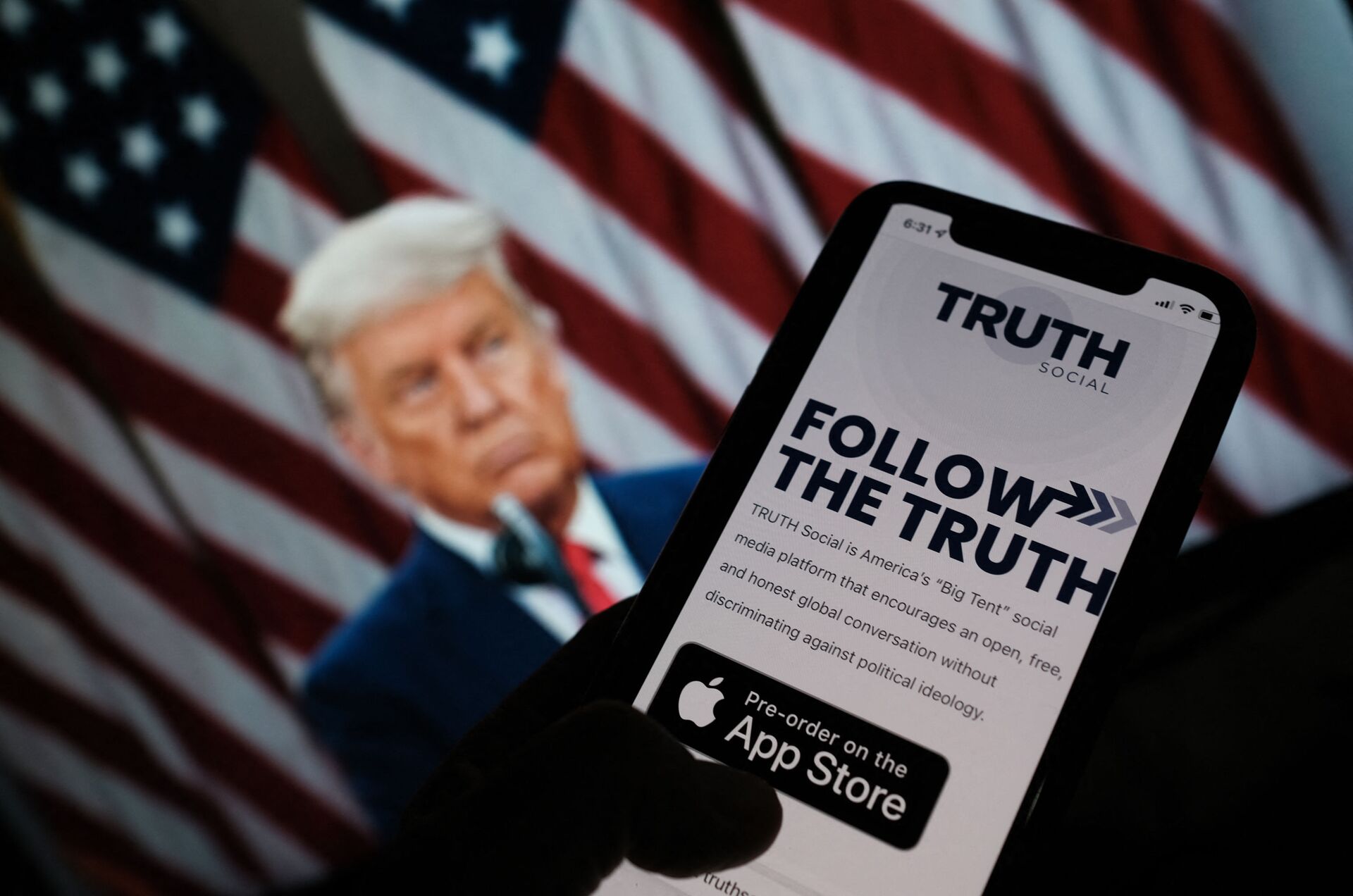 Usuário procurando pelo aplicativo Truth Social na loja de aplicativos, com foto do ex-presidente  Trump na tela de computador, em Los Angeles, 20 de outubro de 2021 - Sputnik Brasil, 1920, 09.11.2021