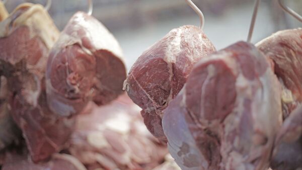 Carne sendo cortada em um supermercado em Campo Mourão, Brasil - Sputnik Brasil