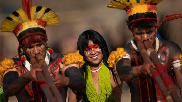 Representantes das tribos Yawalapiti, Kalapalo e Mehinako tocam flautas uruá enquanto dançam durante ritual fúnebre Kuarup para homenagear a memória do cacique Aritana no Parque Indígena do Xingu
 - Sputnik Brasil
