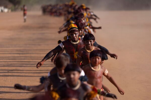 Homens yawalapiti realizam uma dança de fim de luto durante o ritual fúnebre Kuarup em homenagem ao cacique Aritana do povo indígena Yawalapiti. - Sputnik Brasil