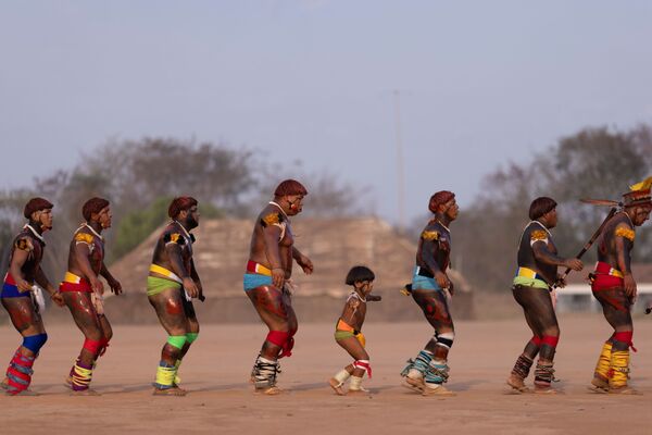 Membros da tribo dançando no ritual fúnebre Kuarup no Parque Indígena do Xingu. - Sputnik Brasil