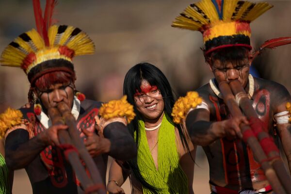 Representantes das tribos Yawalapiti, Kalapalo e Mehinako tocam flautas uruá enquanto dançam durante ritual fúnebre Kuarup para homenagear a memória do cacique Aritana no Parque Indígena do Xingu. - Sputnik Brasil