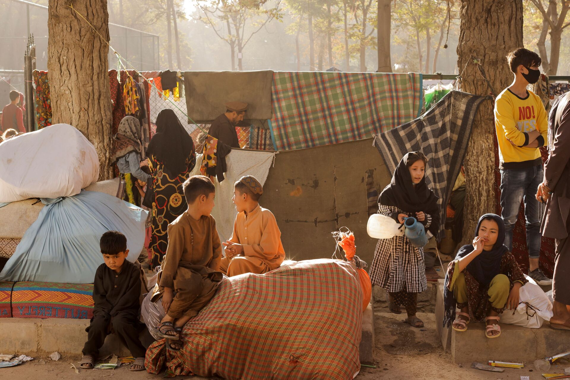 Famílias afegãs, em fuga da violência, sentam-se com seus pertences enquanto se preparam para retornar a suas províncias, em um abrigo improvisado no parque Shahr-e Naw em Cabul, Afeganistão, 4 de outubro de 2021 - Sputnik Brasil, 1920, 09.11.2021