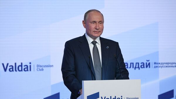 Vladimir Putin, presidente da Rússia, fala em sessão plenária da 18ª Reunião Anual do Clube Valdai de Discussões Internacionais, Moscou, Rússia, 21 de outubro de 2021 - Sputnik Brasil