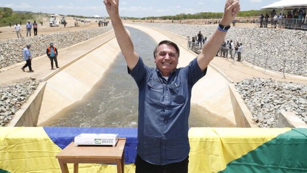 O Presidente Jair Bolsonaro esteve em Sertânia (PE), na manhã desta sexta (19), para participar da cerimônia de acionamento das comportas do 1º trecho do Ramal do Agreste. A estrutura vai distribuir a água do Eixo Leste do projeto do Rio São Francisco para 2,2 milhões de pessoas., 21 de outubro de 2021 - Sputnik Brasil