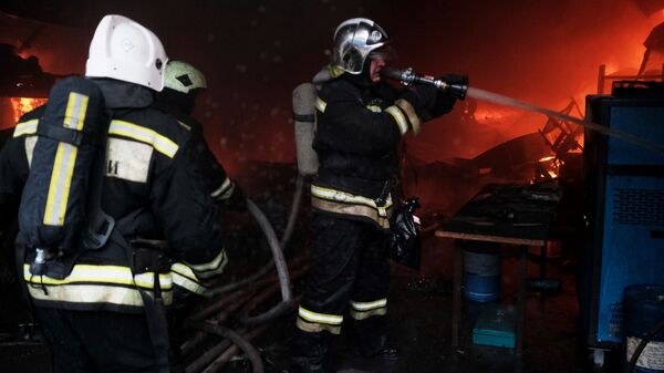 Bombeiros do Ministério para Situações de Emergência combatem incêndio em um armazém na zona industrial de Krasnodar  - Sputnik Brasil