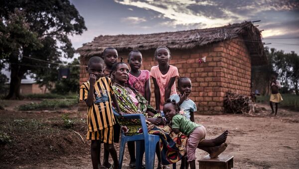 Mulher rodeada por filhos de seus familiares na República Democrática do Congo, 25 de dezembro de 2018 - Sputnik Brasil