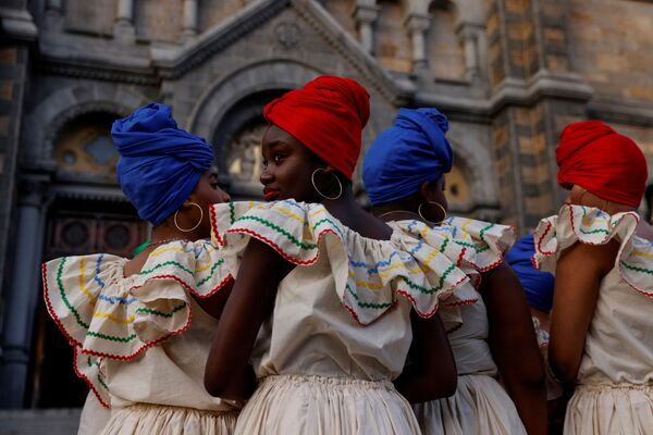Membros do grupo de dança haitiana aguardam por sua primeira atuação pública anual após a pandemia em Boston, Massachusetts, EUA. - Sputnik Brasil