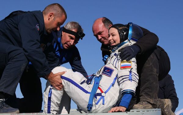 Atriz do filme Vyzov (Desafio, em português) Yulia Peresild retornando à Terra no módulo de pouso da espaçonave tripulada russa Soyuz MS-18. - Sputnik Brasil