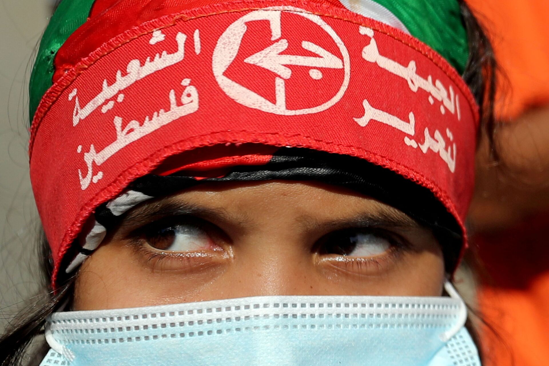 Menina usando máscara facial e faixa de cabeça da Frente Popular para a Libertação da Palestina (PLFP, na sigla em inglês) durante ato na cidade de Gaza, 12 de outubro de 2020 - Sputnik Brasil, 1920, 09.11.2021