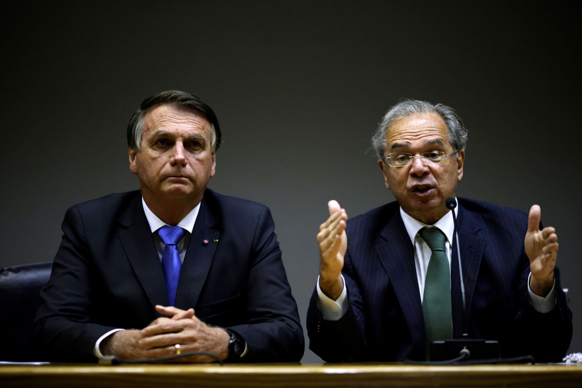 Presidente do Brasil, Jair Bolsonaro, e o ministro Paulo Guedes, na coletiva de imprensa no Ministério da Economia, Brasília, 22 de outubro de 2021 - Sputnik Brasil, 1920, 22.12.2021