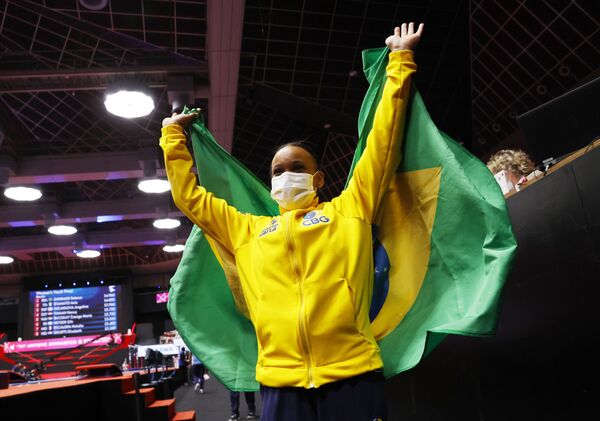 Rebeca Andrade festejando a vitória no salto no Mundial de Ginástica, Japão, 23 de outubro de 2021. - Sputnik Brasil