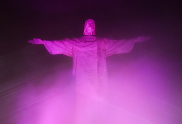 Cristo Redentor iluminado em rosa em apoio à campanha do Outubro Rosa, visando aumentar a consciência sobre câncer de mama, 22 de outubro de 2021. - Sputnik Brasil