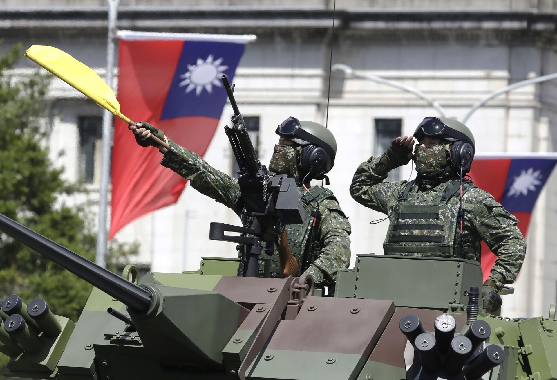 Soldados taiwaneses fazem saudação durante celebrações do Dia Nacional em frente ao Edifício Presidencial em Taipé, Taiwan, 10 de outubro de 2021 - Sputnik Brasil, 1920, 02.03.2022