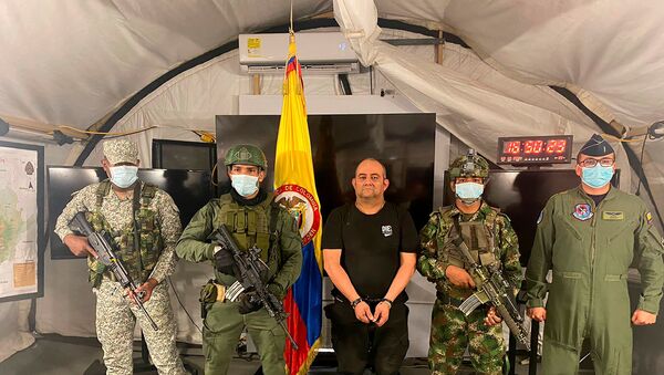 Dairo Antonio Úsuga David, vulgo Otoniel, chefe do Clã do Golfo posa para foto escoltado por soldados colombianos depois de ser capturado, Colômbia, 23 de outubro de 2021 - Sputnik Brasil