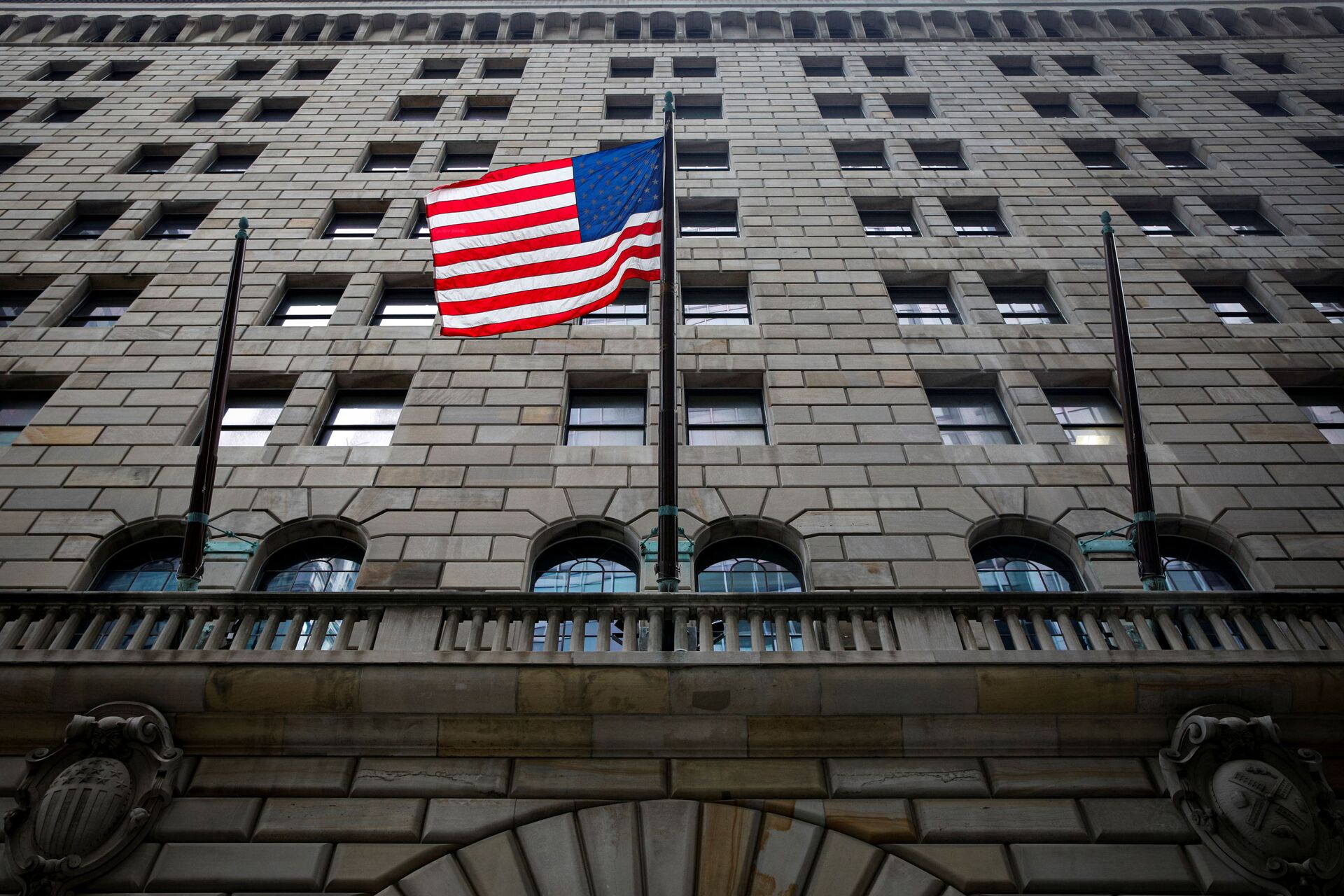 Bandeira dos EUA fora do Banco da Reserva Federal de Nova York na cidade de Nova York, EUA, 12 de outubro de 2021 - Sputnik Brasil, 1920, 09.11.2021
