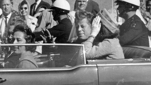 John F. Kennedy, presidente norte-americano (1961-1963), acena de seu carro em uma carreata aproximadamente um minuto antes de ser mortalmente baleado em Dallas, Texas, EUA, 22 de novembro de 1963 - Sputnik Brasil