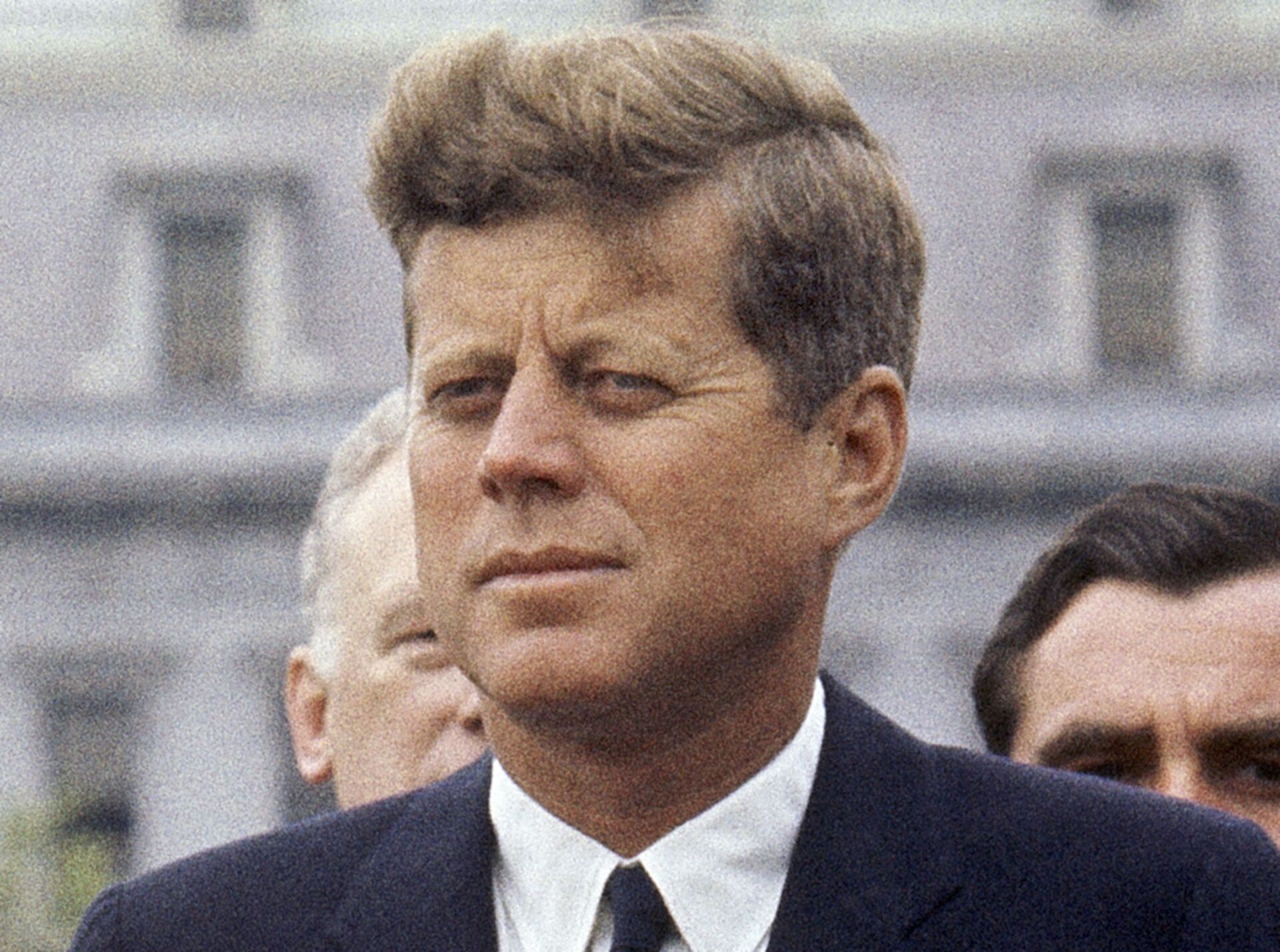 John F. Kennedy, presidente norte-americano (1961-1963), ouve Carlota, grã-duquesa de Luxemburgo (fora da foto), discursando fora da Casa Branca em Washington, EUA, 30 de abril de 1963 - Sputnik Brasil, 1920, 09.11.2021