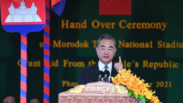 O ministro das Relações Exteriores da China, Wang Yi, fala durante cerimônia em Phnom Penh, Camboja. Foto de arquivo - Sputnik Brasil