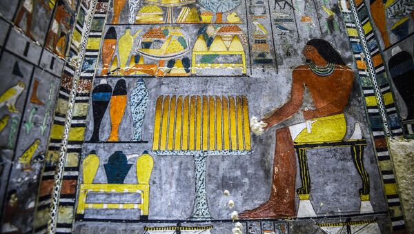 Vista do interior da tumba do antigo nobre egípcio Khuwy, datada da 5ª dinastia (2494-2345 a.C.), na necrópole de Saqqara, cerca de 35 quilômetros ao sul da capital Cairo, 13 de abril de 2019 - Sputnik Brasil