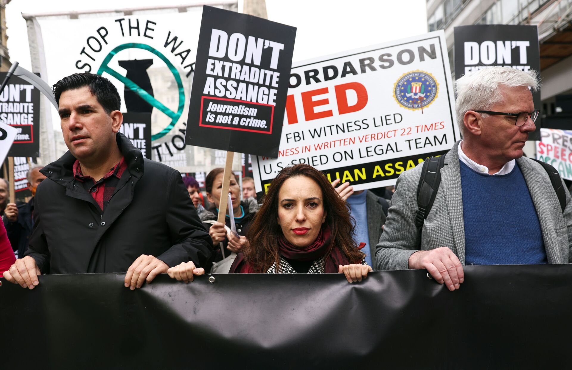 Stella Morris, parceira de Julian Assange, fundador do WikiLeaks, e Kristinn Hrafnsson, editor-chefe do WikiLeaks, participam de manifestação antes da audiência de apelação sobre a extradição de Assange, em Londres, Reino Unido, 23 de outubro de 2021 - Sputnik Brasil, 1920, 24.01.2022