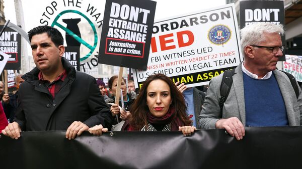 Stella Morris, parceira de Julian Assange, fundador do WikiLeaks, e Kristinn Hrafnsson, editor-chefe do WikiLeaks, participam de manifestação antes da audiência de apelação sobre a extradição de Assange, em Londres, Reino Unido, 23 de outubro de 2021 - Sputnik Brasil
