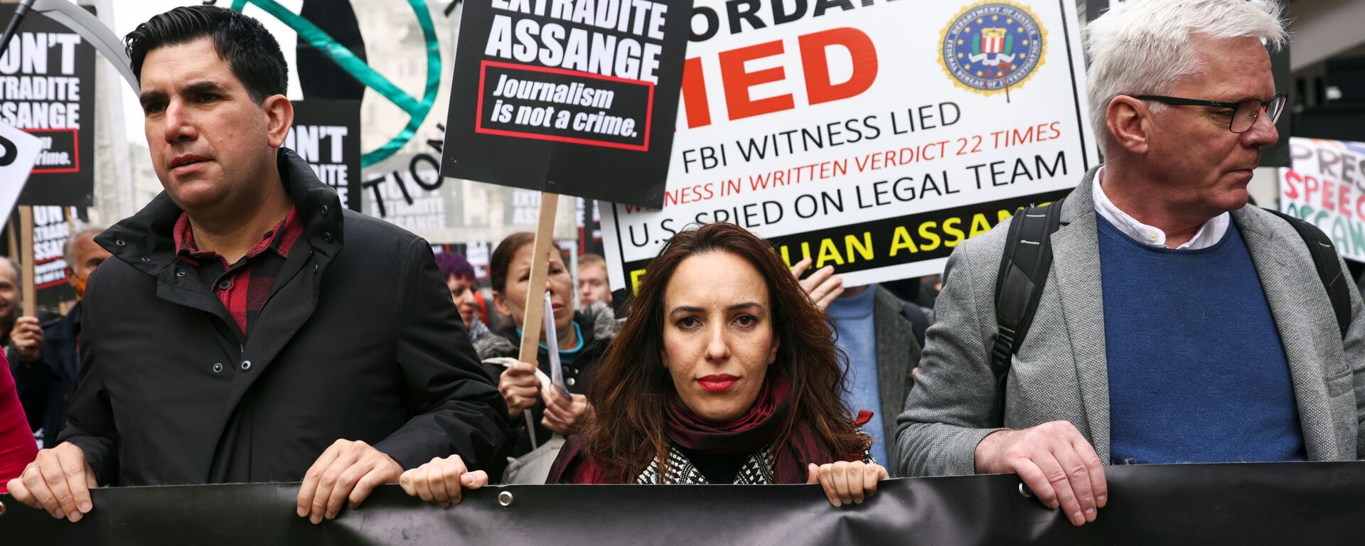 Stella Morris, parceira de Julian Assange, fundador do WikiLeaks, e Kristinn Hrafnsson, editor-chefe do WikiLeaks, participam de manifestação antes da audiência de apelação sobre a extradição de Assange, em Londres, Reino Unido, 23 de outubro de 2021 - Sputnik Brasil, 1920, 24.10.2021