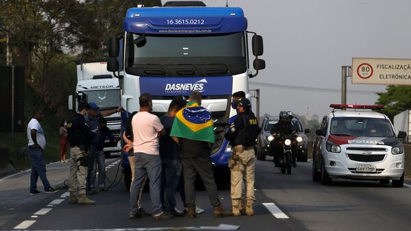 Caminhoneiros bloqueiam a rodovia Regis Bittencourt, em São Paulo, durante uma manifestação de apoio ao presidente Jair Bolsonaro, 9 de setembro de 2021 - Sputnik Brasil