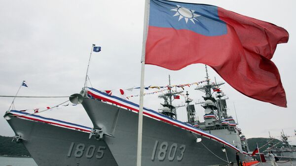 A bandeira nacional de Taiwan está hasteada na frente de dois destróieres da classe Kidd de fabricação americana durante a cerimônia de comissionamento (foto de arquivo) - Sputnik Brasil