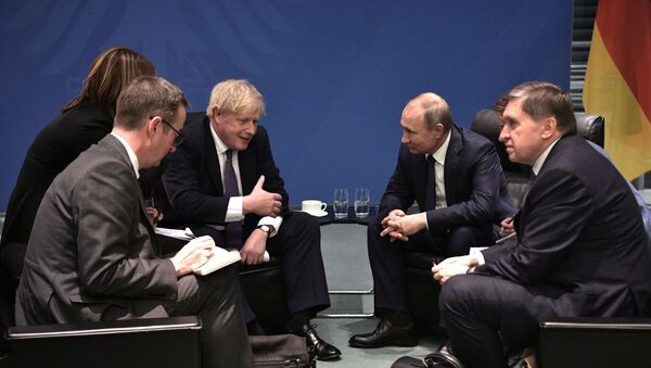 Primeiro-ministro britânico Boris Johnson (centro-esquerda), e o presidente russo, Vladimir Putin, conversam durante reunião paralela a uma conferência sobre a Líbia em Berlim, Alemanha. Foto de arquivo - Sputnik Brasil