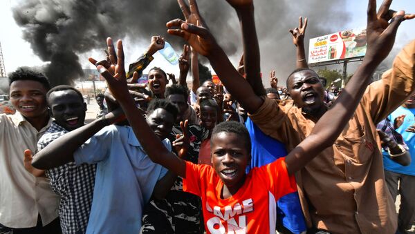 O povo sudanês protesta contra golpe militar que anulou a transição para o regime civil, em 25 de outubro de 2021 - Sputnik Brasil