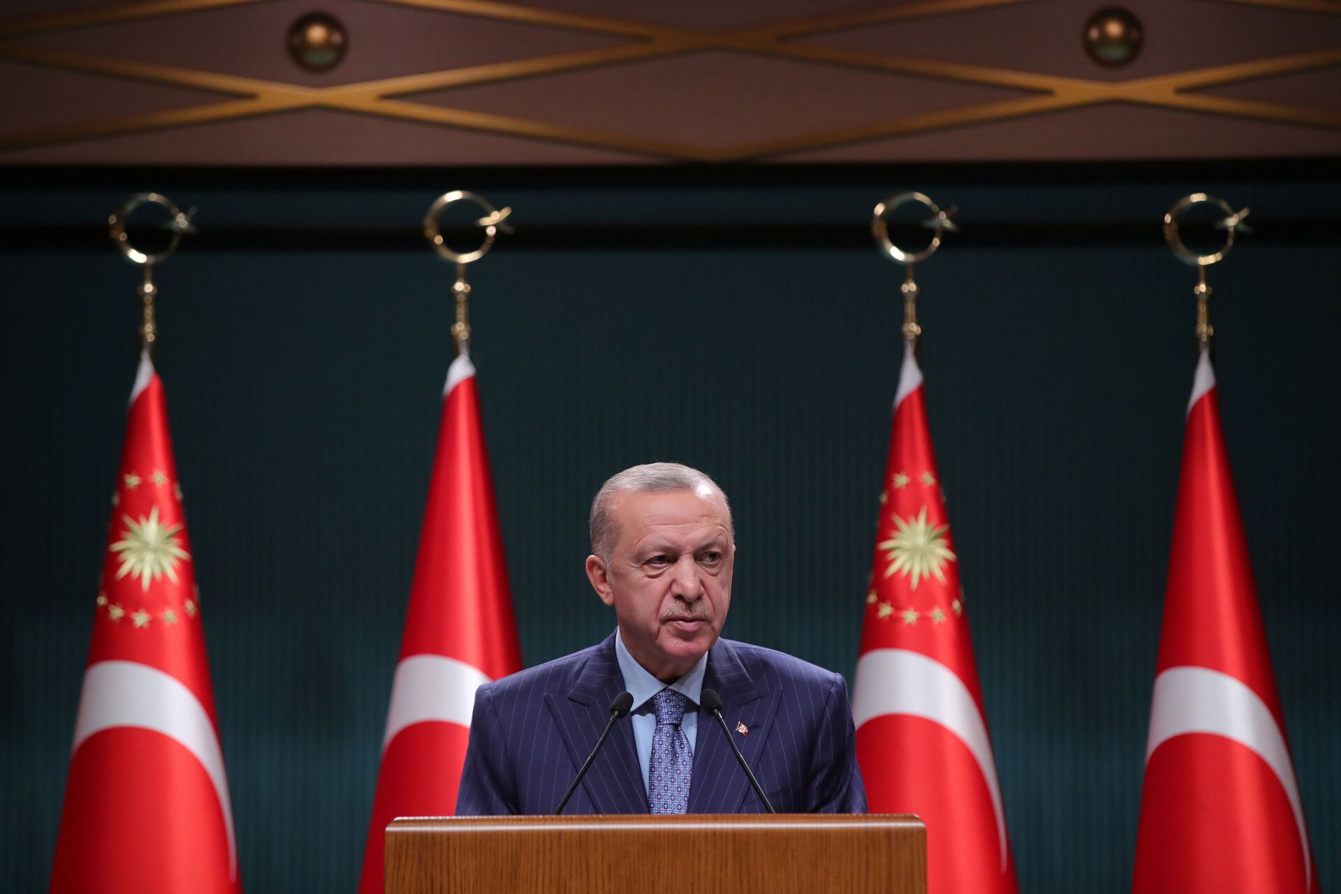 Presidente turco Recep Tayyip Erdogan durante coletiva de imprensa após reunião do gabinete em Ancara, Turquia, 25 de outubro de 2021 - Sputnik Brasil, 1920, 09.11.2021