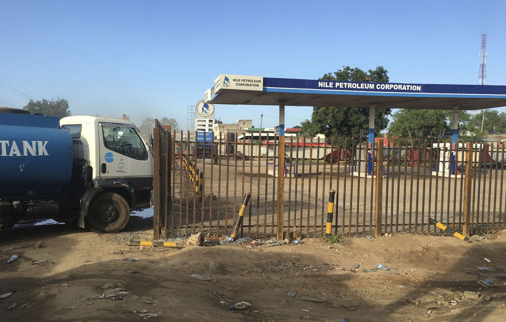 Um caminhão espera do lado de fora de um posto de gasolina da Nile Petroleum Corporation em Juba, no Sudão do Sul, o país tem a terceira maior reserva de petróleo da África (foto de arquivo) - Sputnik Brasil, 1920, 09.11.2021