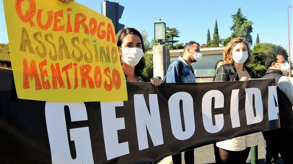 Manifestantes protestam contra Marcelo Queiroga, ministro da Saúde, durante palestra na Universidade de Lisboa - Sputnik Brasil