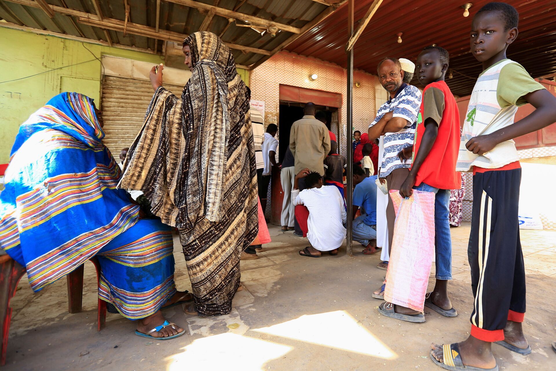 Pessoas esperam em frente a uma padaria, em Cartum, em meio à escassez de alimentos, Sudão, 6 de outubro de 2021 - Sputnik Brasil, 1920, 09.11.2021