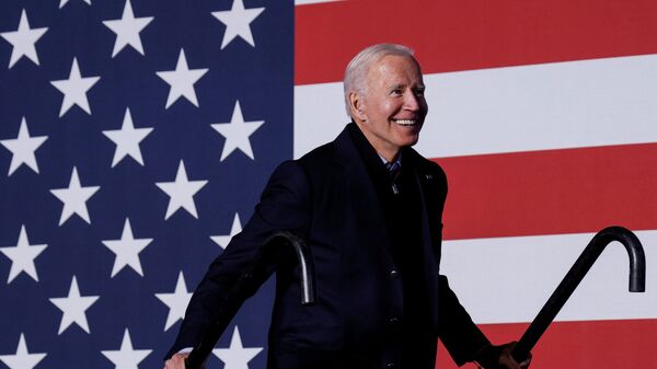 Presidente Joe Biden no comício de apoio ao candidato democrata ao cargo de governador da Virgínia, Terry McAuliffe, Arlington, Virgínia, EUA, 26 de outubro de 2021 - Sputnik Brasil