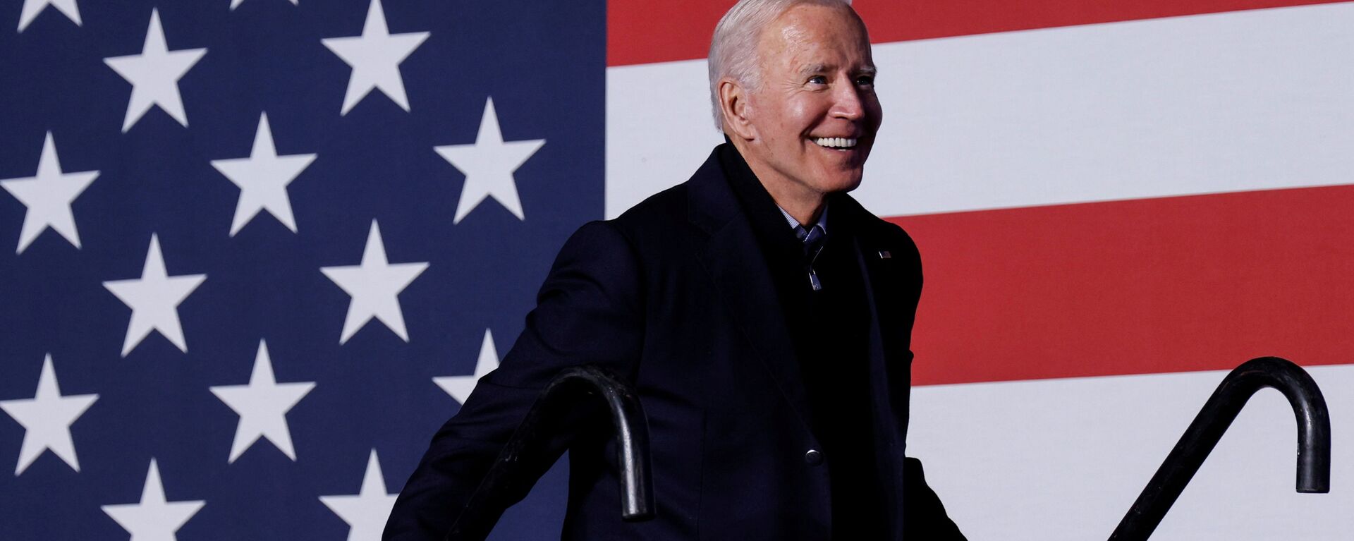 Presidente Joe Biden no comício de apoio ao candidato democrata ao cargo de governador da Virgínia, Terry McAuliffe, Arlington, Virgínia, EUA, 26 de outubro de 2021 - Sputnik Brasil, 1920, 27.10.2021