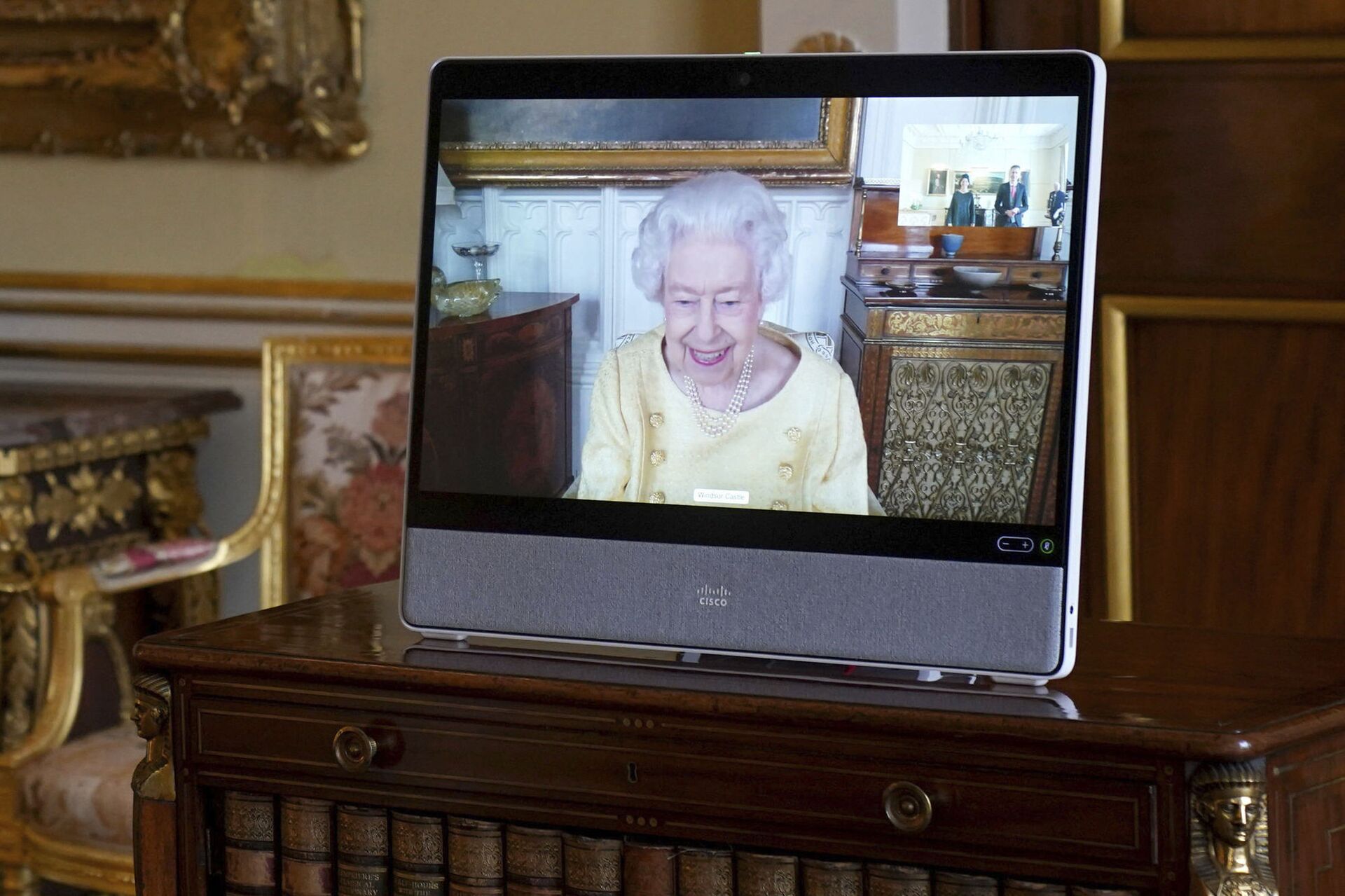 Rainha britânica Elizabeth II na tela durante videoconferência a partir do Castelo de Windsor, 26 de outubro de 2021  - Sputnik Brasil, 1920, 09.11.2021