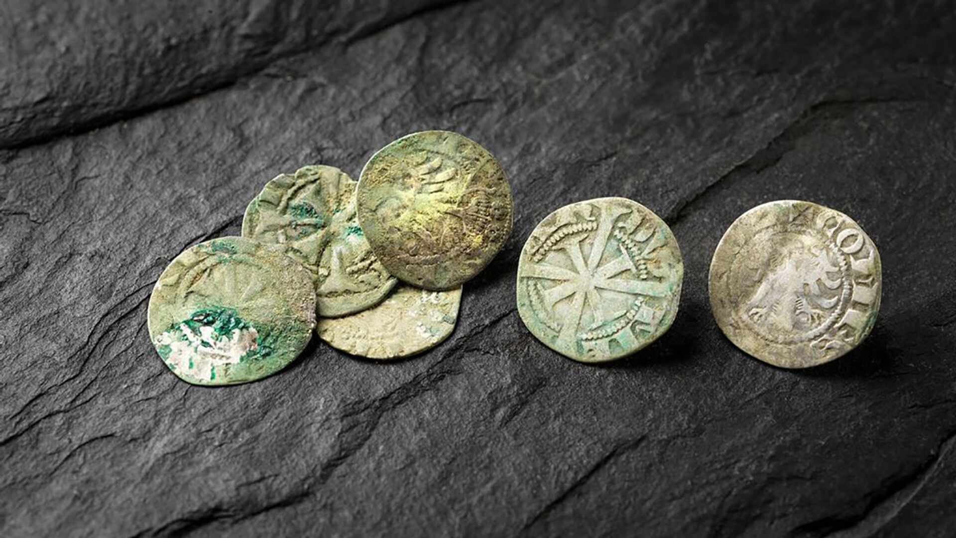 Mais de 6 mil moedas de prata da Idade Média são encontradas em fazenda na Áustria - Sputnik Brasil, 1920, 09.11.2021