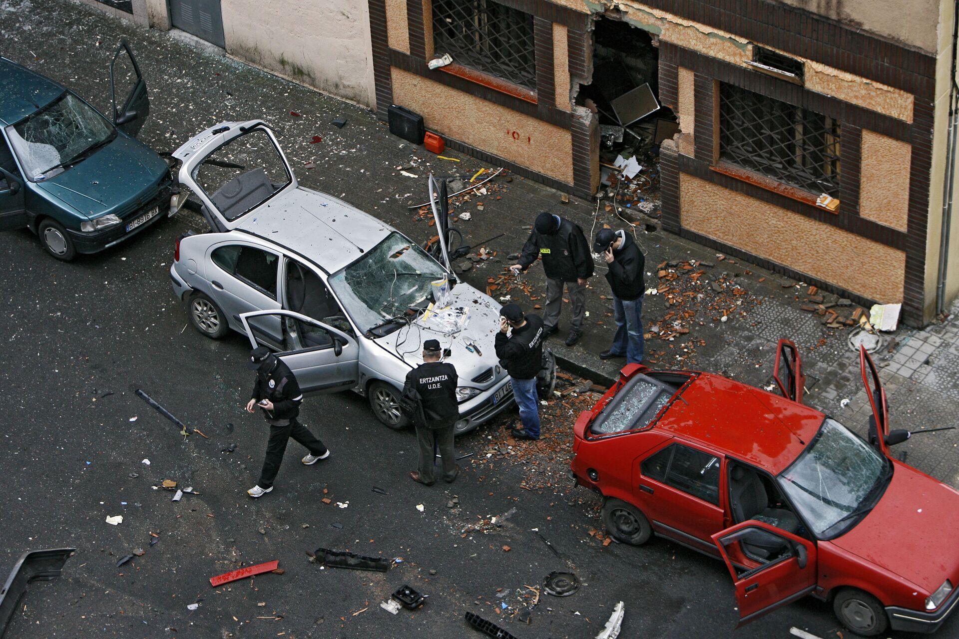 Policiais revistam a cena de um carro-bomba que explodiu do lado de fora da sede do Socialista Basco na pequena cidade basca de La Pena, perto de Bilbao, no norte da Espanha (foto de arquivo) - Sputnik Brasil, 1920, 09.11.2021