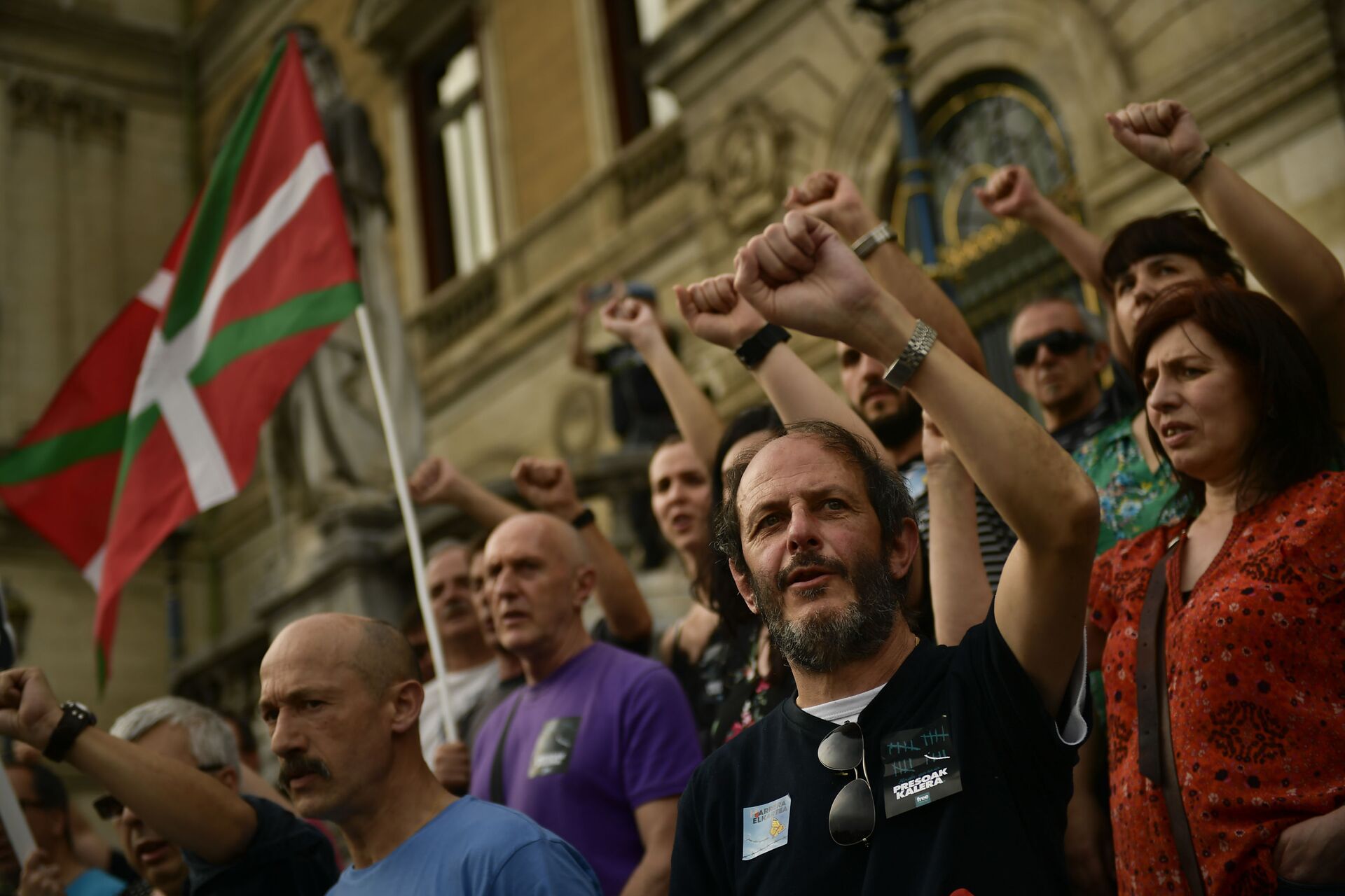 Manifestantes erguem os punhos enquanto cantam a canção Eusko Gudariak ou Canção do Soldado Basco, enquanto marcham na cidade espanhola de Bilbao, norte da Espanha (foto de arquivo) - Sputnik Brasil, 1920, 09.11.2021