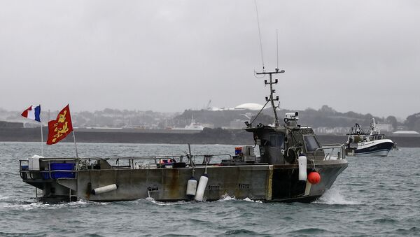 Barco pesqueiro francês protesta em frente ao porto Saint Helier na ilha britânica de Jersey - Sputnik Brasil