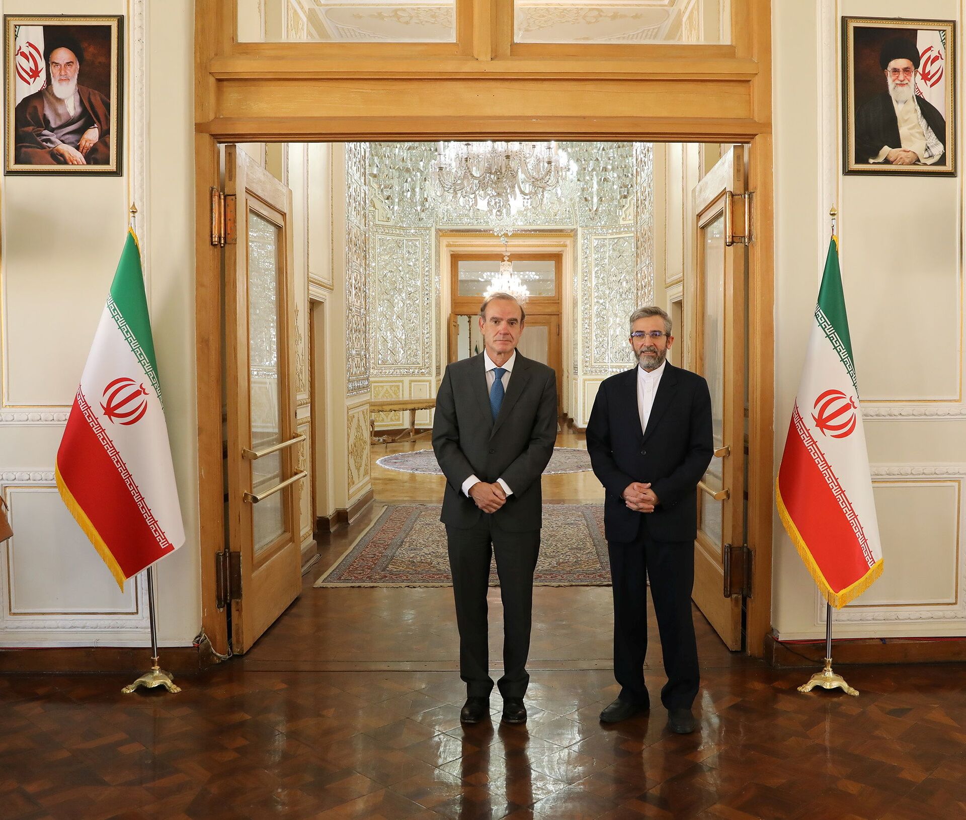 Vice-chanceler iraniano Kani Bagheri e o mediador da União Europeia nas negociações nucelares Enrique Mora, durante encontro em Teerã, Irã, 14 de outubro de 2021 - Sputnik Brasil, 1920, 09.11.2021