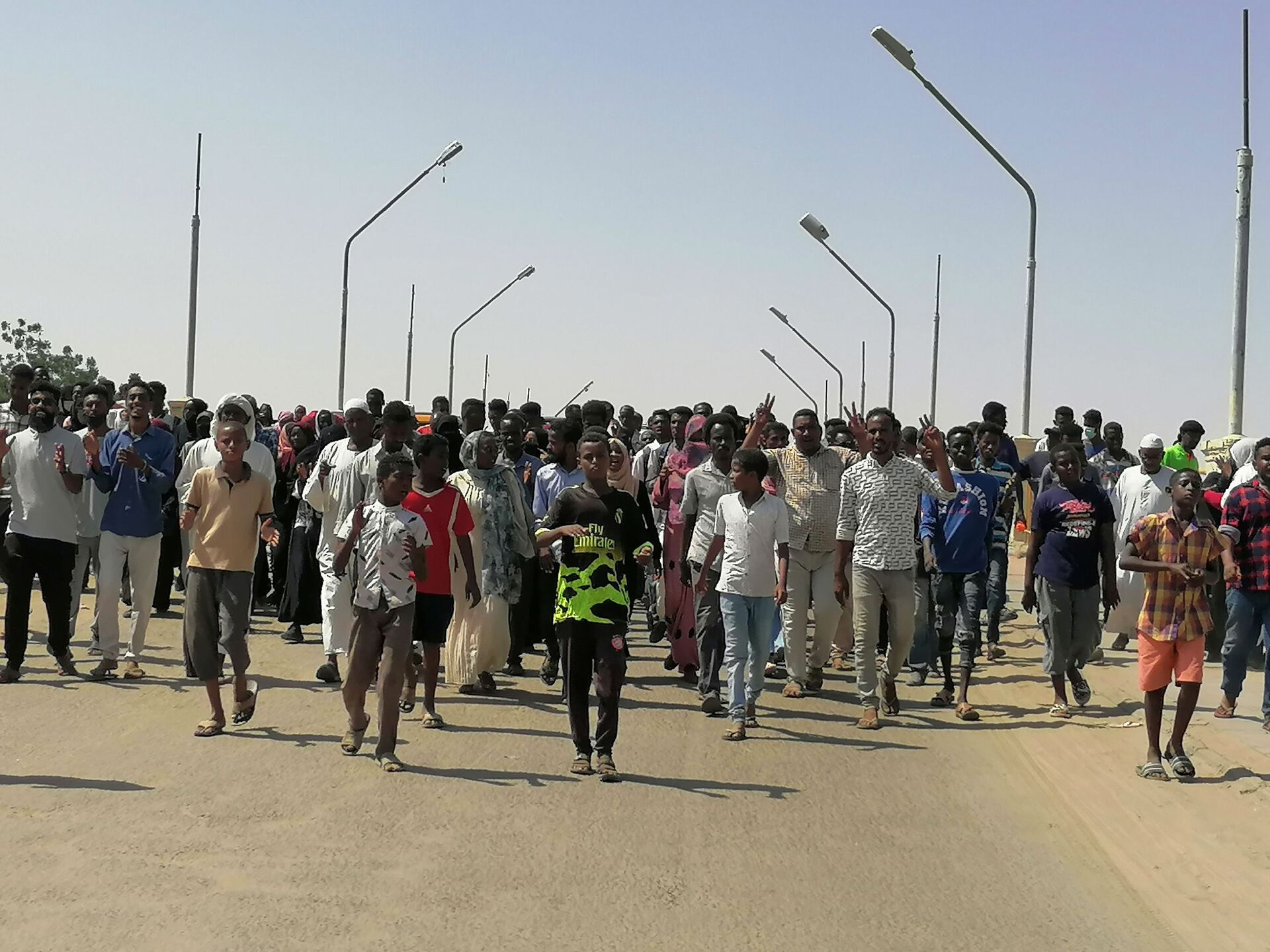 Manifestantes sudaneses durante protestos contra golpe militar no país, Atbara, Sudão, 27 de outubro de 2021 - Sputnik Brasil, 1920, 09.11.2021