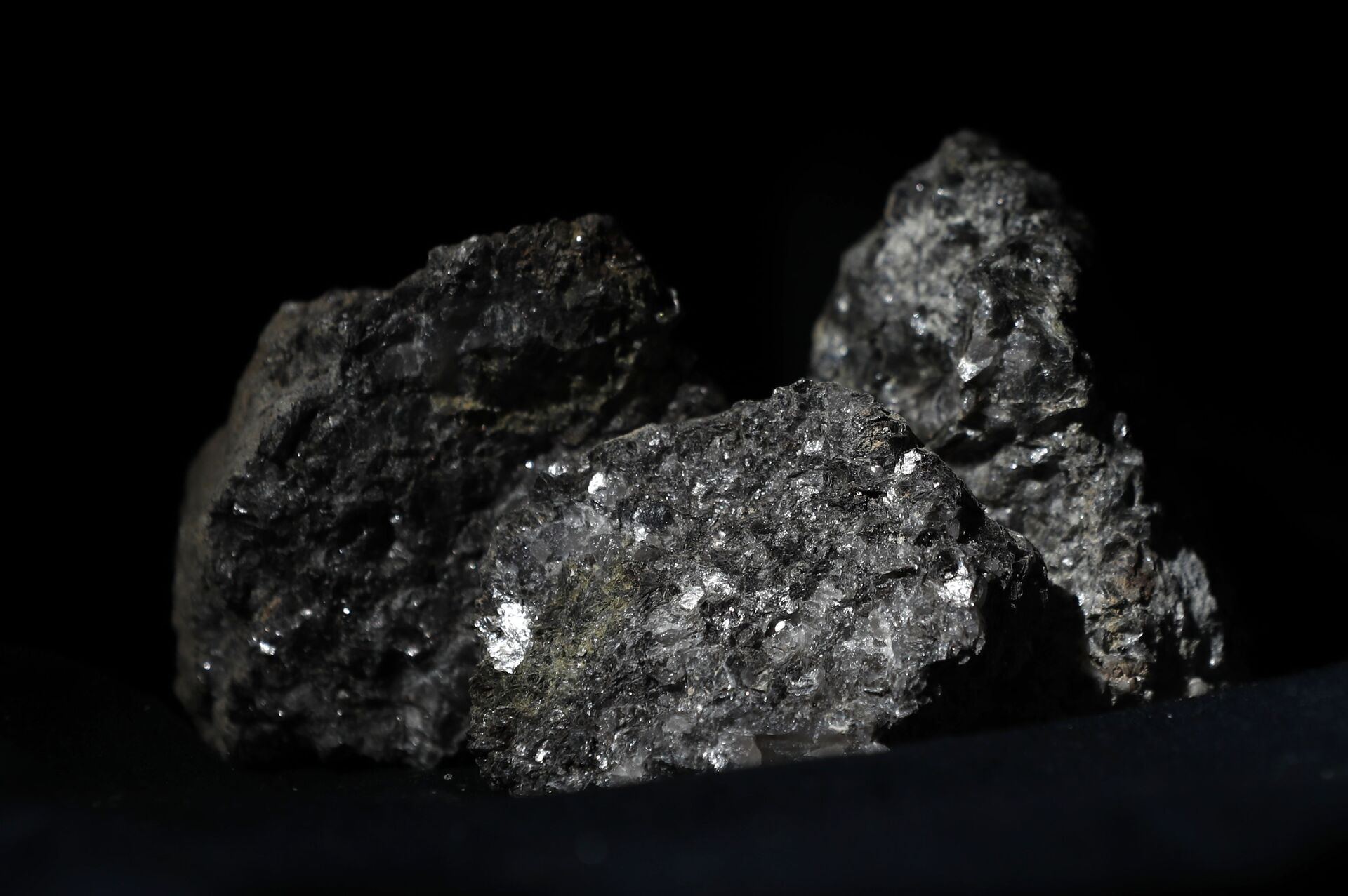 Pedaços de lítio brilham em rocha extraída de minha de exploração desse elemento - Sputnik Brasil, 1920, 27.09.2022