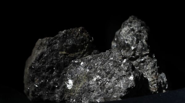 Pedaços de lítio brilham em rocha extraída de minha de exploração desse elemento - Sputnik Brasil